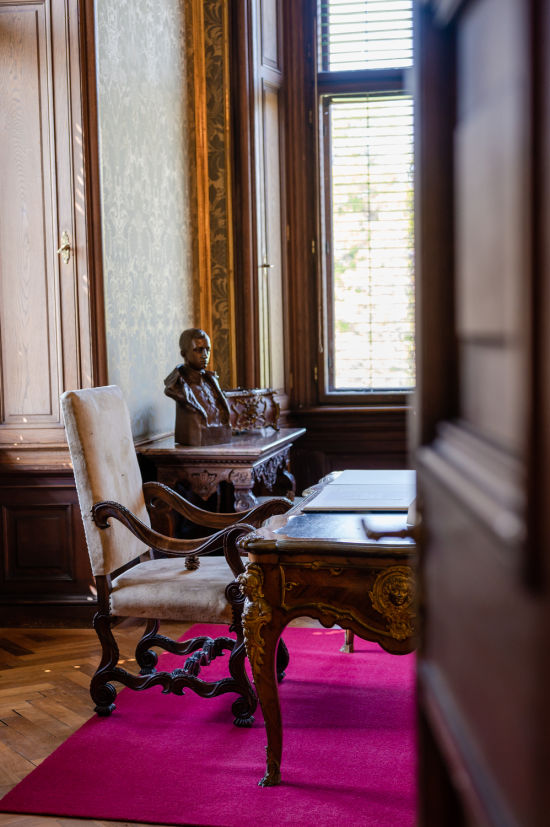 Blick auf den Schreibtisch in Schloss Eckartsau, wo Karl I. seine Regierungsgeschäfte niederlegte.