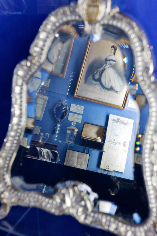 Spiegel mit Ausstellungsexponaten im Sisi Museum