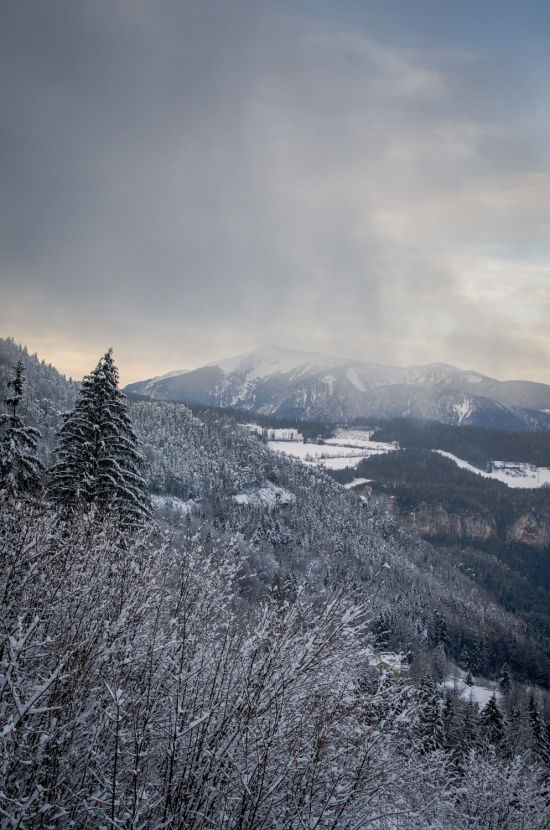 Blick vom Semmering auf den Schneeberg im Winter