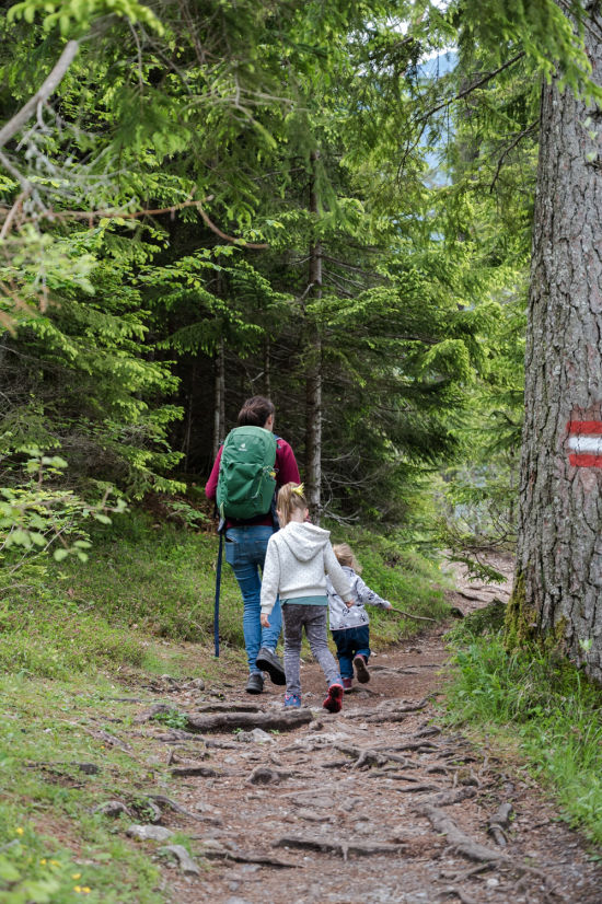 Wandern mit Familie am Slow Trail am Weissensee