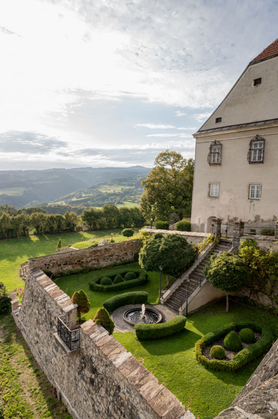Blick auf den Pfarrgarten bei Maria Taferl