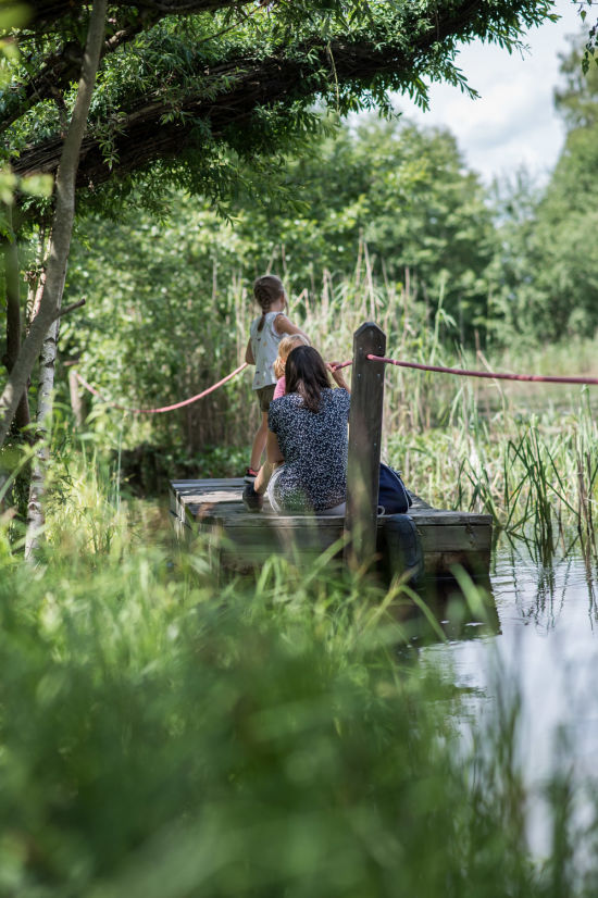 Familie am Floß im Wassergarten, UnterWasserReich Schrems
