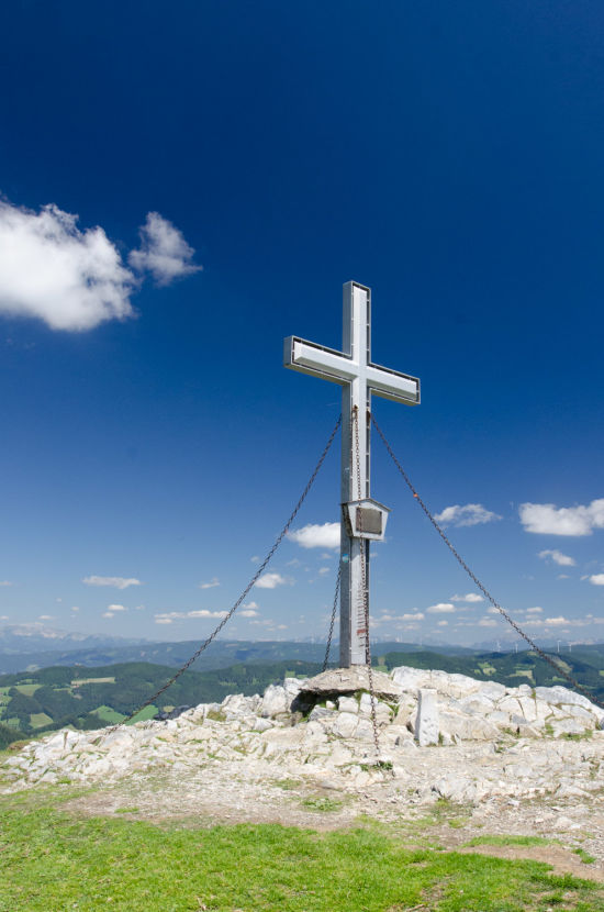 Gipfelkreuz am Plankogel auf der Sommeralm, Urlaub im Almenland