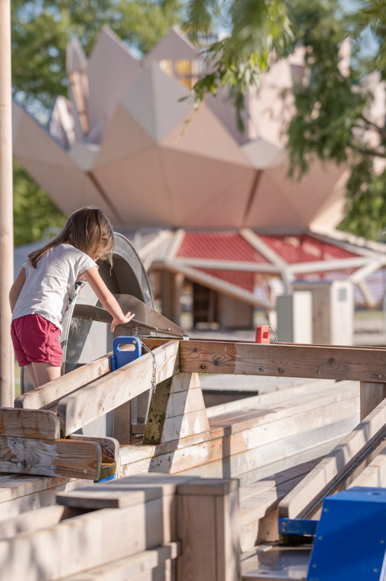 Kind am Wasserspielplatz in Podersdorf am See, Podo Beach