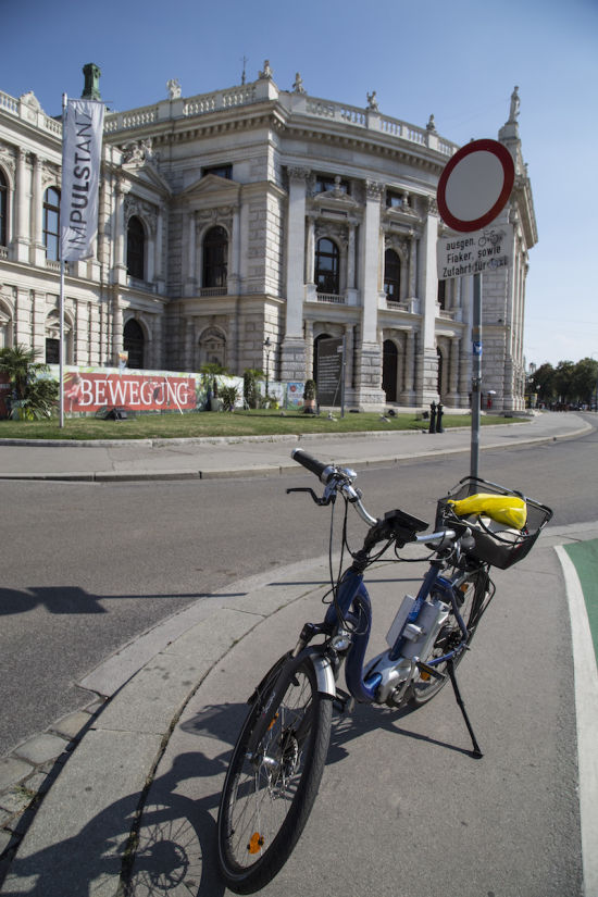 Rad vor Burgtheater Wien