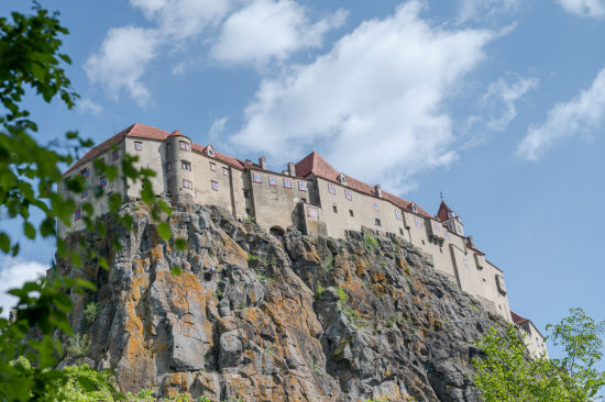 Der Blick von ganz unten veranschaulicht nochmal die großartige Lage der Burg.