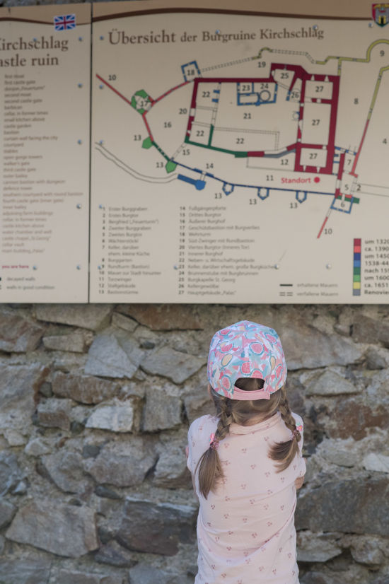 Mädchen vor Grundriss der Burgruine Kirchschlag