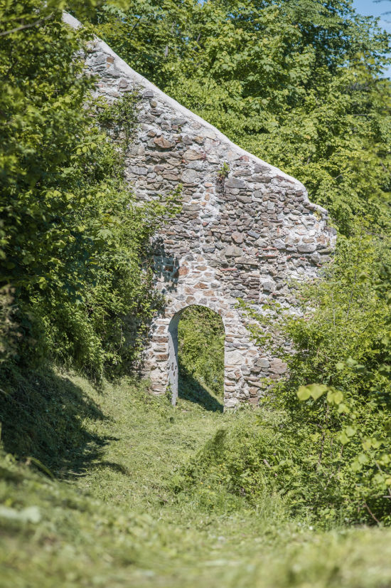 Burgmauer am Weg zur Ruine Kirchschlag
