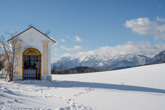 Kapelle im Schnee mit Blick auf die Rax bei Prigglitz