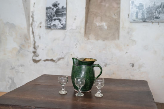 Weinkeller mit alten Fotografien im Heimathaus Mörbisch