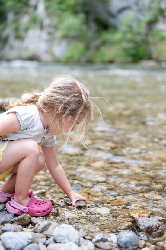Kind im Höllental am Fluss