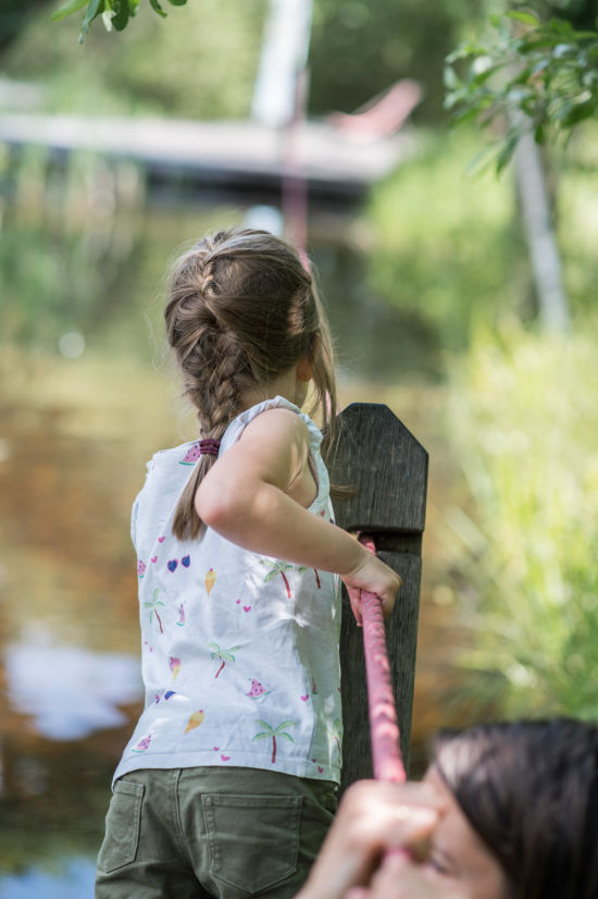 Kind zieht Floß im Wassergarten des UnterWasserReich Schrems
