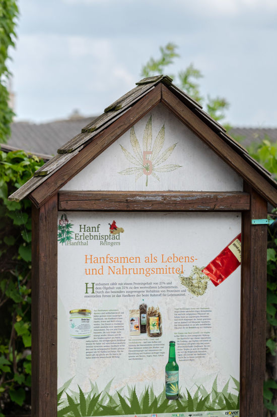 Schild am Hanf Erlebnispfad