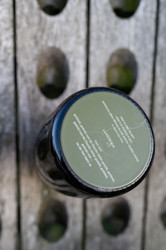 Flasche mit Beschriftung am Riesenrüttelpult, Weinweg Langenlois