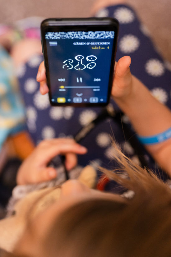 Kind mit AudioGuide in der LOISIUM Weinwelt
