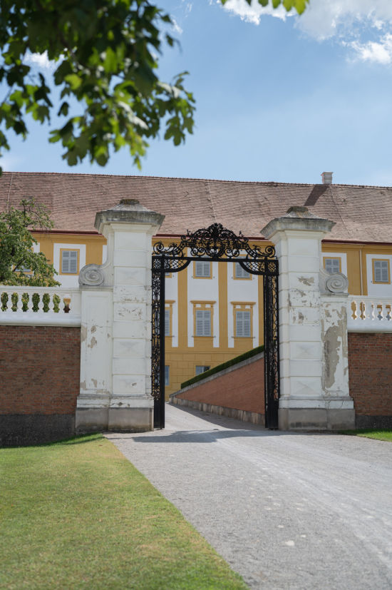 Eingangstor zum Schloss Hof