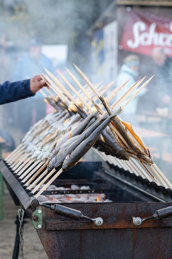 Steckerlfisch am Abfischfest am Bruneiteich bei Heidenreichstein, Waldviertel