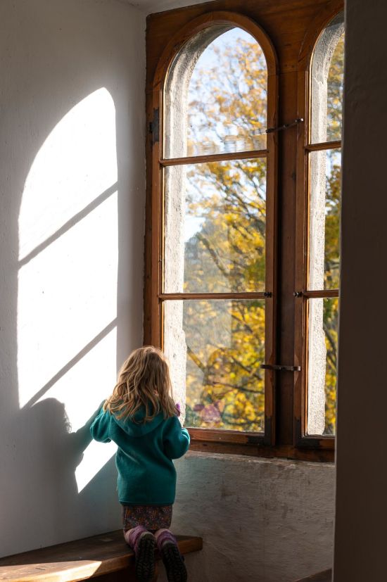 Detail Burg Heidenreichstein, Kind vor Fenster im Herbst, Waldviertel