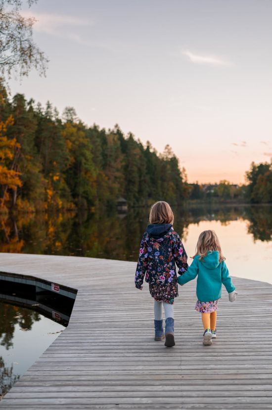 Kinder am Steg beim Strandbad, Herrensee Litschau im Herbst