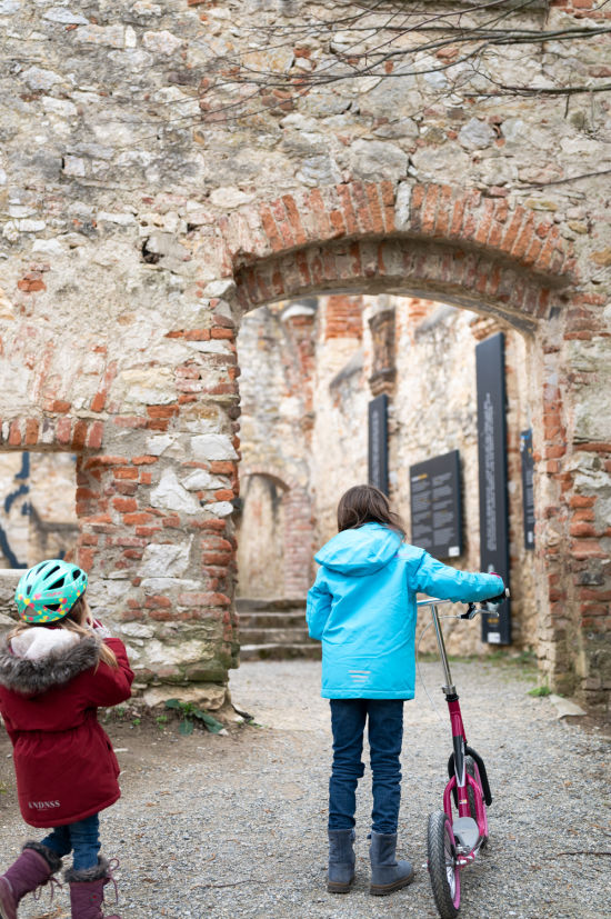 Kinder am Eingang der Johanneskapelle im Naturpark Wüste bei Mannersdorf am Leithagebirge