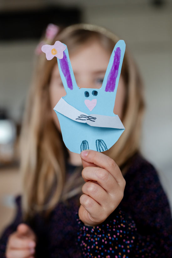 Fingerabdruck-Osterhase, Basteln mit Kindern zur Osterzeit