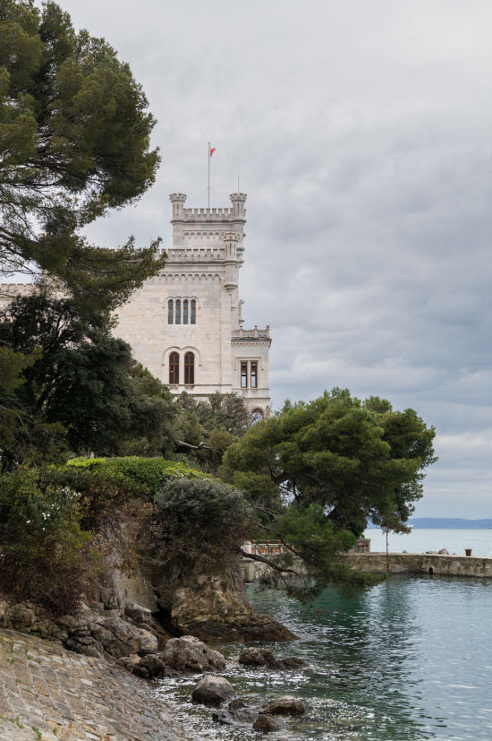 Blick aufs Schloss Miramare vom Schlosspark aus