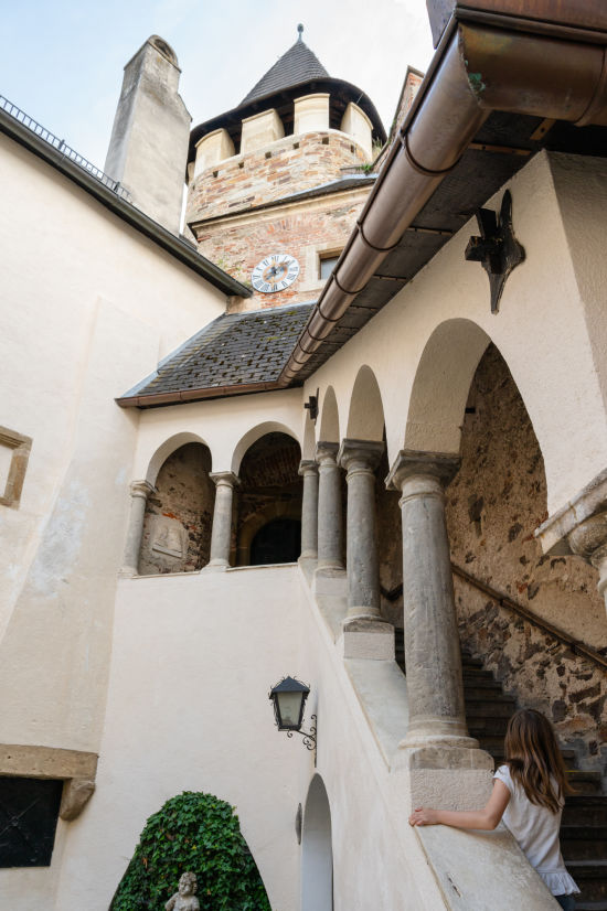 Mädchen auf der Burg Lockenhaus, Arkadengang