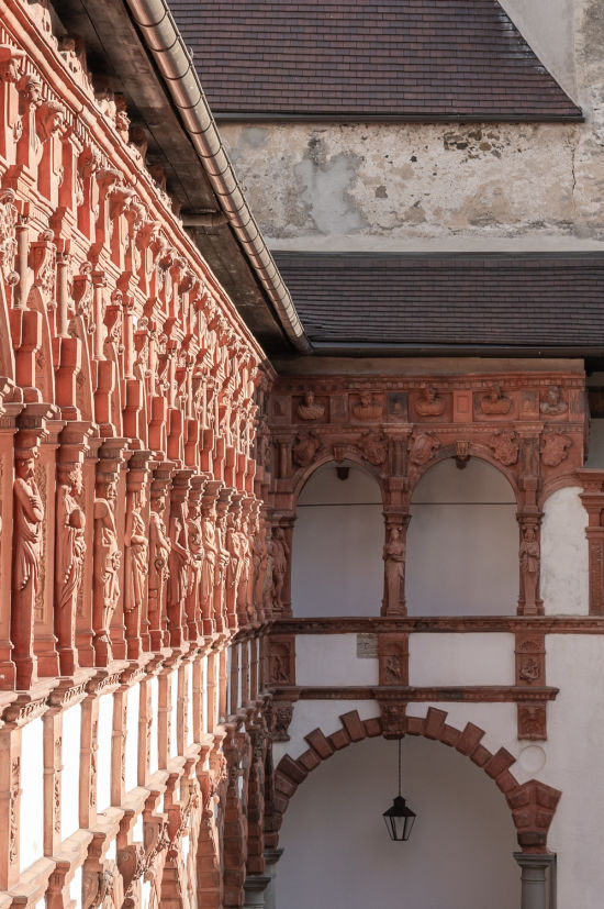 Arkadengang in der Schallaburg mit Terakottafiguren