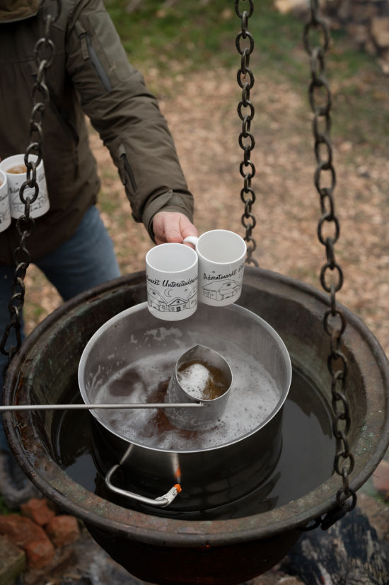 Glühwein am Adventmarkt in Unterstinkenbrunn