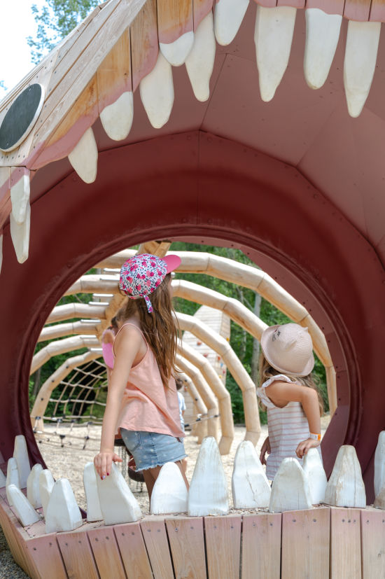 Mädchen am Spielplatz der Fossilienwelt Weinviertel