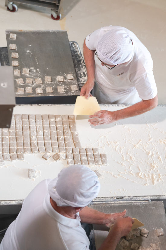 Blick in die Produktion in der erLebzelterei Pirker in Mariazell