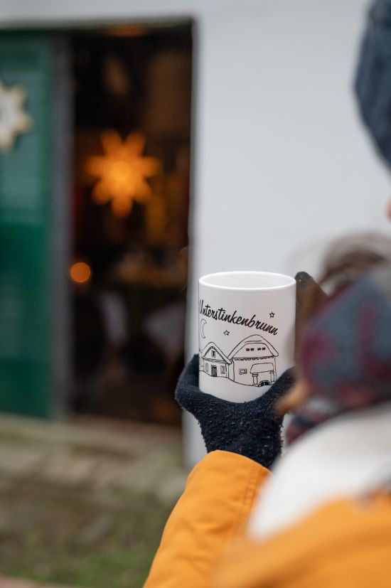 Glühwein trinken beim Advent der  Loamgrui, Kellergasse Unterstinkenbrunn