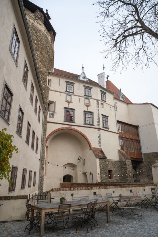 Burghof der Friedensburg Schlaining im Herbst, Südburgenland