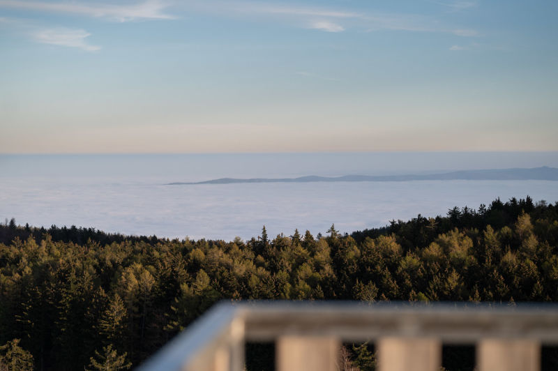 Aussichtsturm Hohe Wand über den Wolken, abends