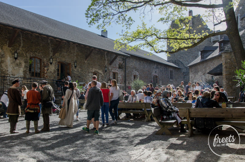 Besucher am Mittelalterfest der Ruine Aggstein