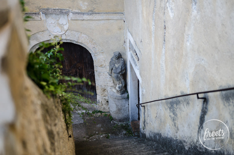 Stufen und Statue in der Burg Seebenstein