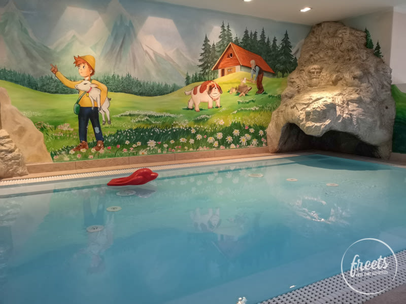 Bei Regen planschen wir mit den beiden im Pool.