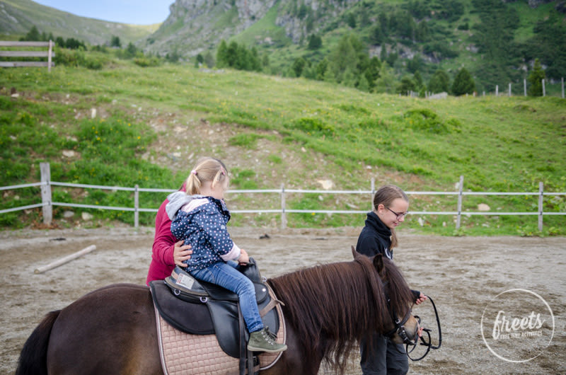 Sie traut sich wirklich! Ponyreiten in der Pony Ranch.