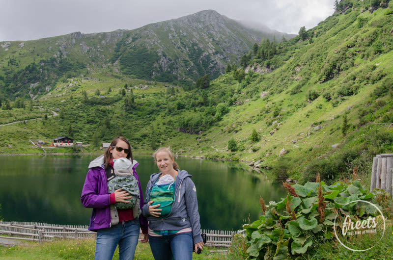 Baby Liam und unser Baby werden gemütlich um den See getragen
