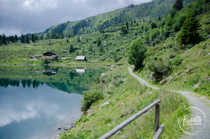 Je nach Wetter leuchtet der Falkertsee in verschiedenen Farben