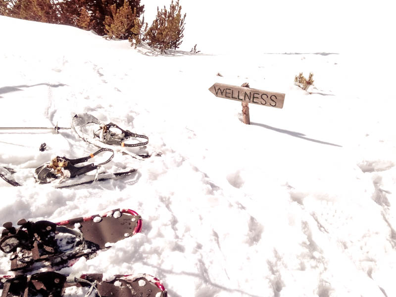 Schneeschuhe im Schnee bei der Gjaid Alm