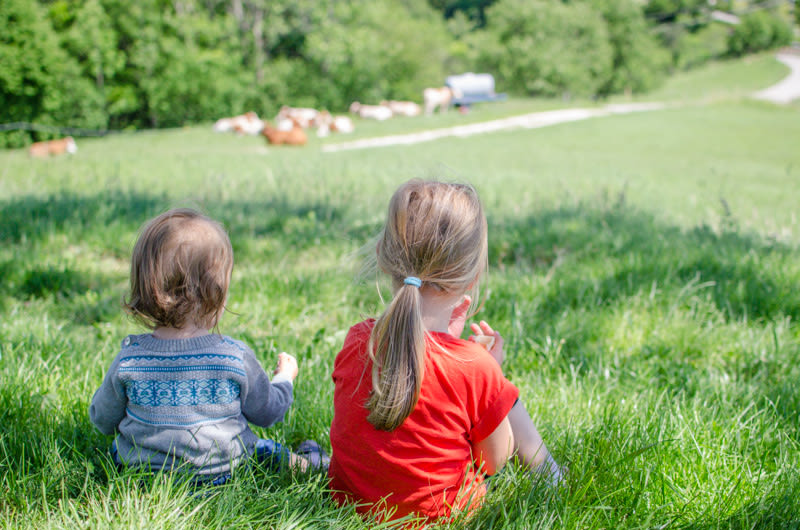 Kinder sitzen in der Wiese am Gutenmann, Most Runde