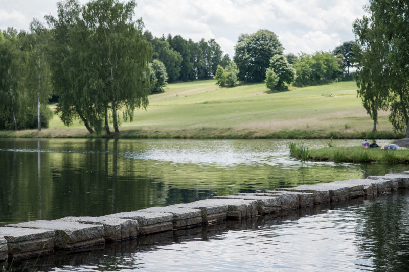 Steine im Moorbad Schrems zur Insel