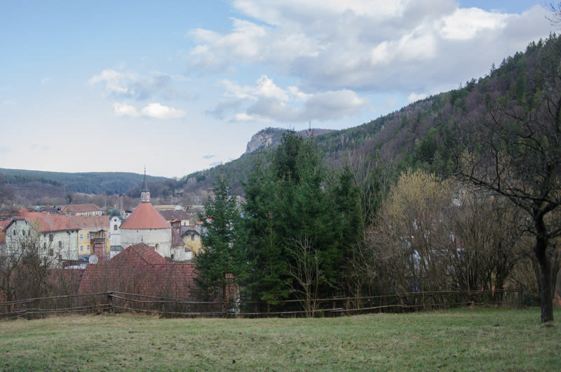Blick auf die Rundkirche in Scheiblingkirchen vom leitn' Weg nach Thernberg.