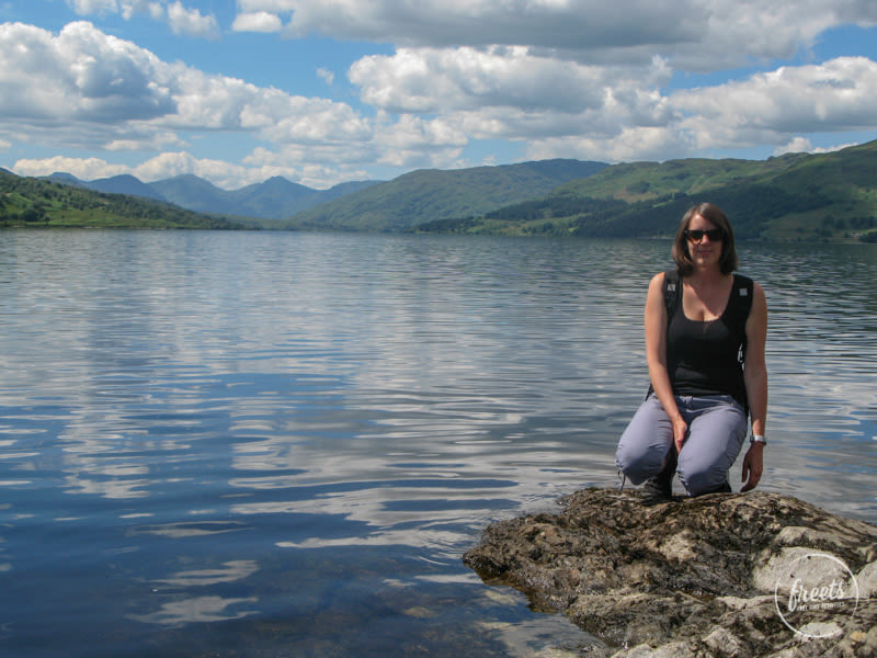 Frau am Lake Kathrine, Loch Lomond & The Trossachs National Park, Schottland