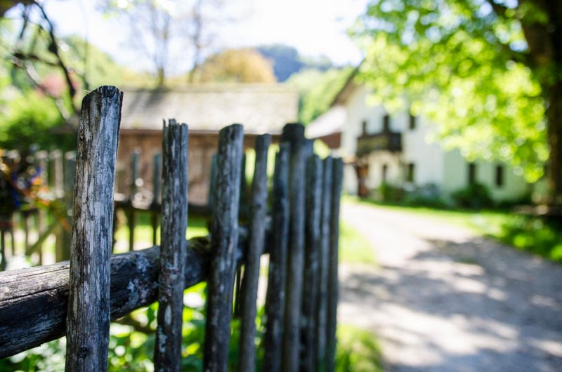 Detail Holzzaun in Brunnwinkl am Wolfgangsee