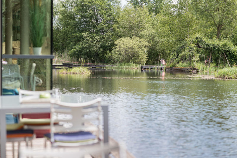 Kaffeestühle am Wasser im UnterWasserReich Schrems
