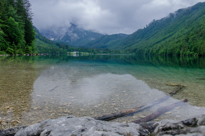Blick über den Vorderen Langbathsee im Salzkammergut bei Regenwetter