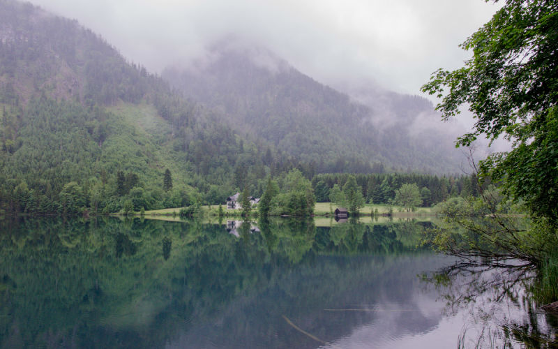 Blick aufs gegenüberliegende Seeufer, Regenstimmung am Vorderen Langbathsee