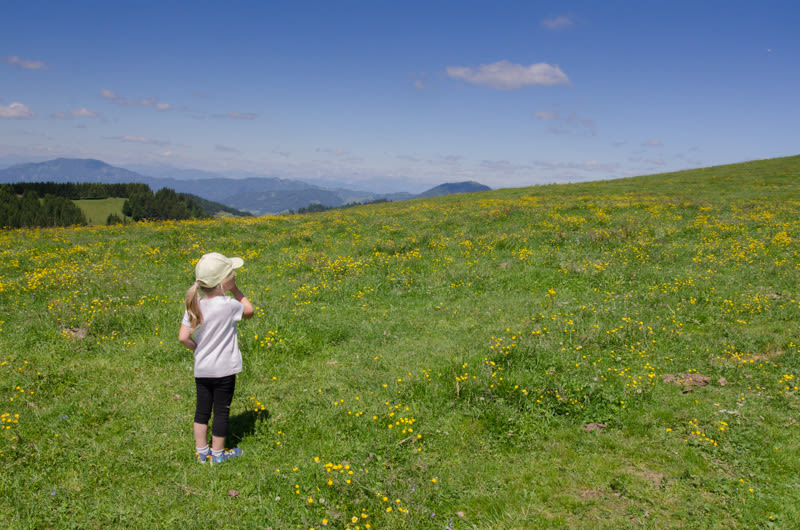 Kind am Wanderweg am Plankogel auf der Sommeralm